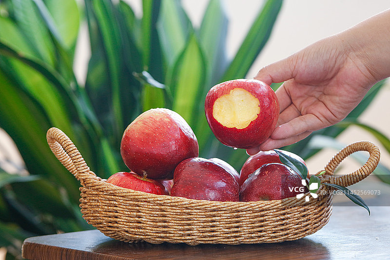 手里拿着红露苹果图片素材