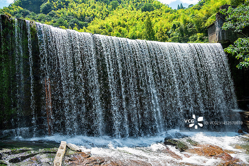 浙江宁波余姚千年古村冠佩村大瀑布图片素材