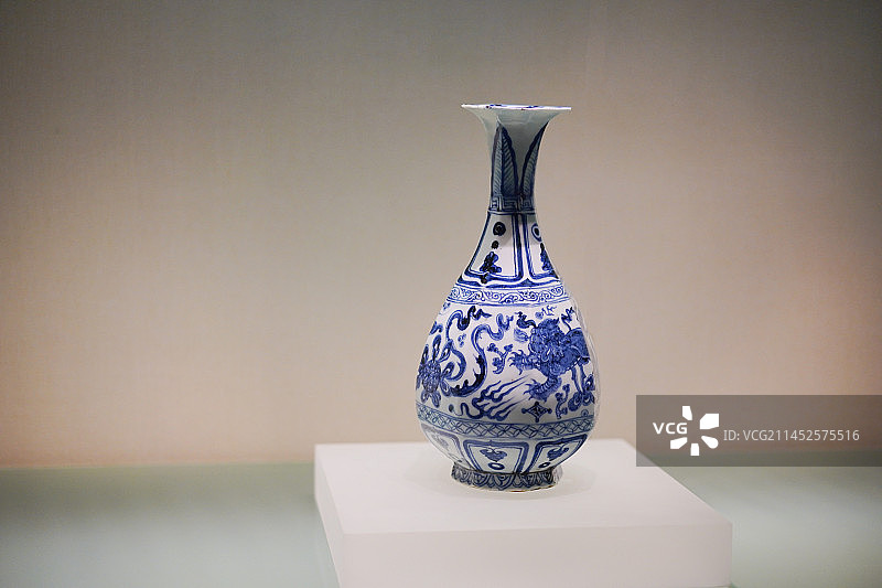 河北博物院藏元代青花双狮戏球纹八棱玉壶春瓶图片素材