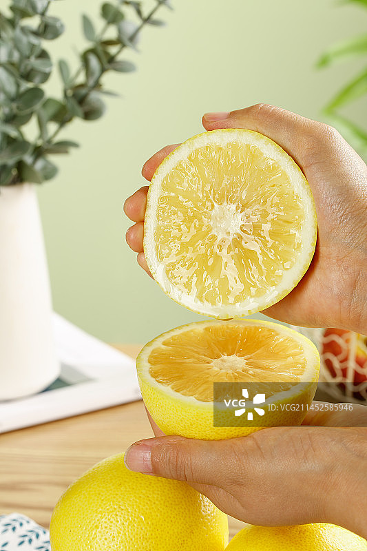 浅底上的南非橙柚图片素材