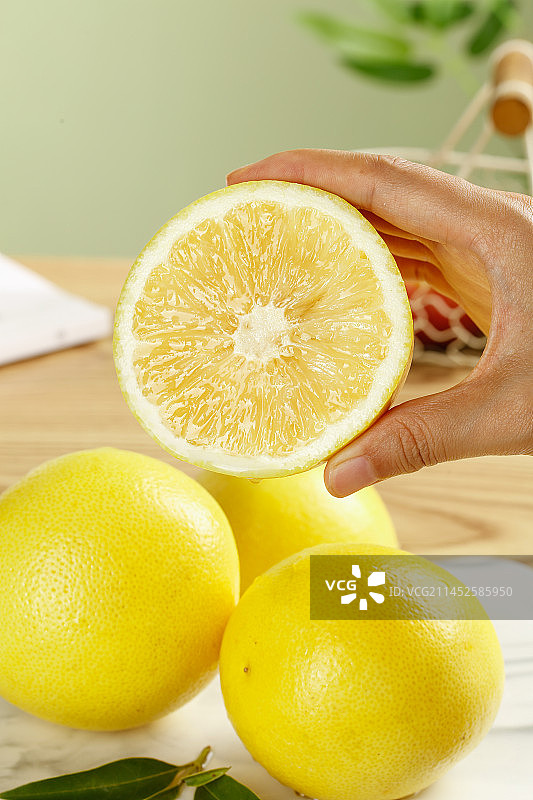 浅底上的南非橙柚图片素材