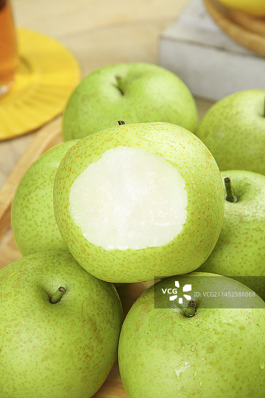 木底上的青皇冠梨图片素材