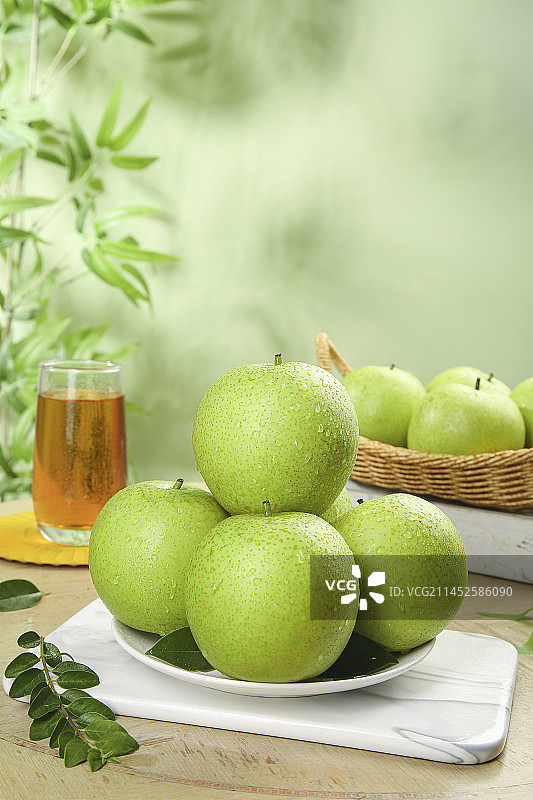 木底上的青皇冠梨图片素材