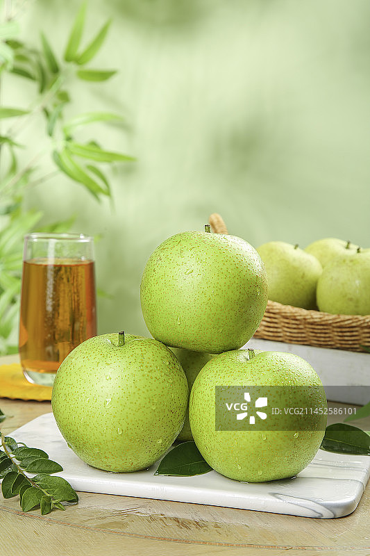 木底上的青皇冠梨图片素材