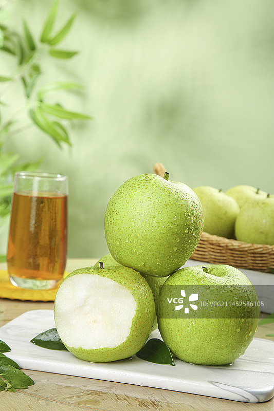 木底上的青皇冠梨图片素材