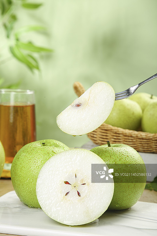 木底上的青皇冠梨图片素材