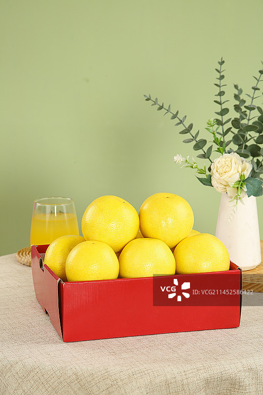 浅底上的南非橙柚图片素材