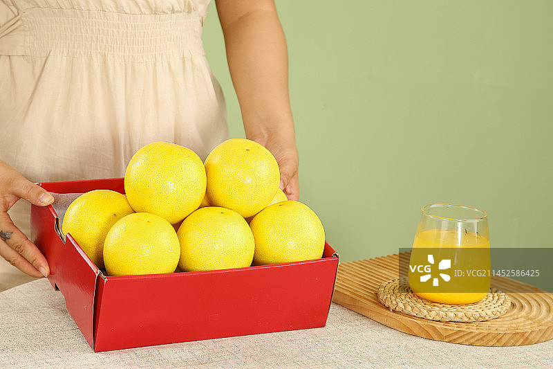 浅底上的南非橙柚图片素材