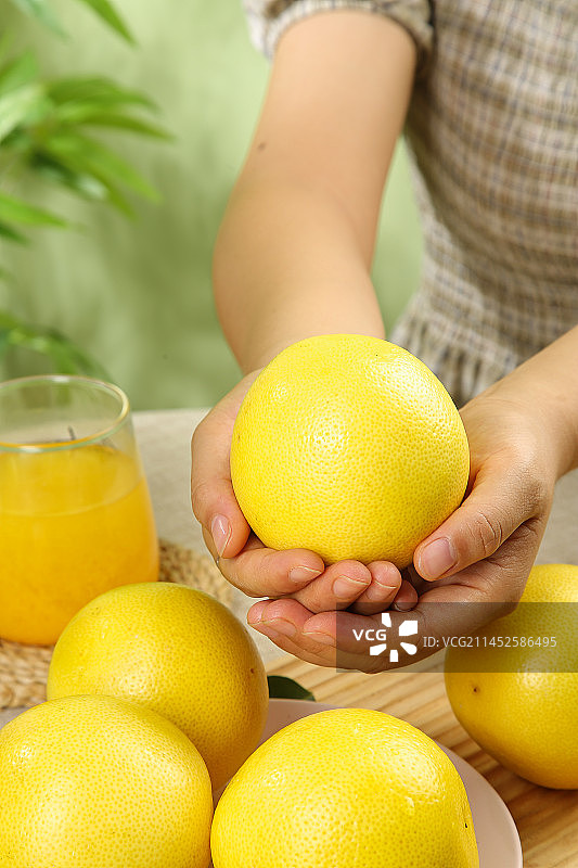 浅底上的南非橙柚图片素材