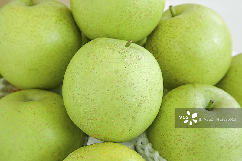 浅底上的青皇冠梨图片素材