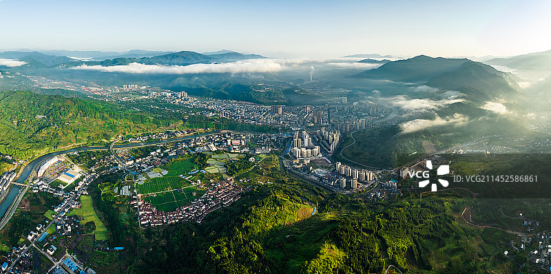 清晨阳光照耀下的雅安市荥经县城图片素材