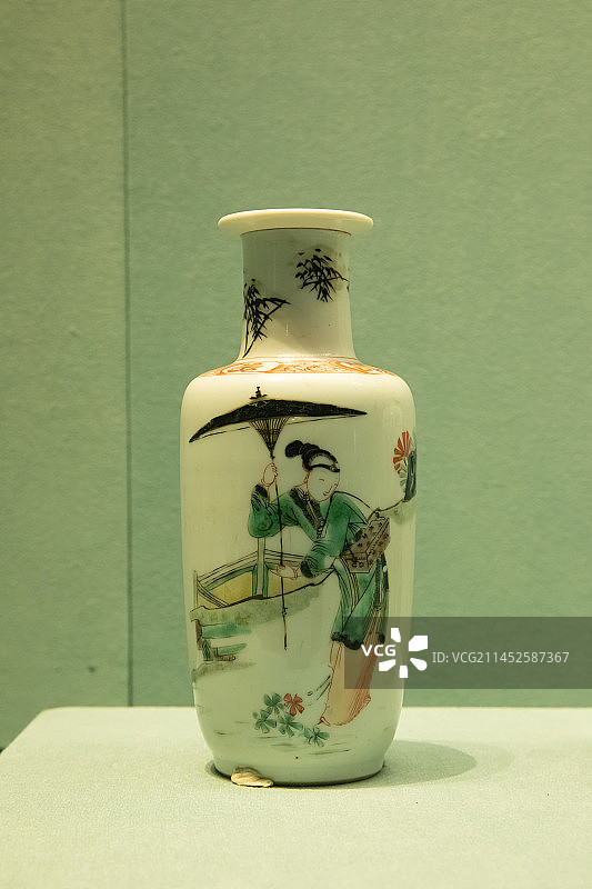 太原博物馆五彩仕女图棒槌瓶清康熙图片素材