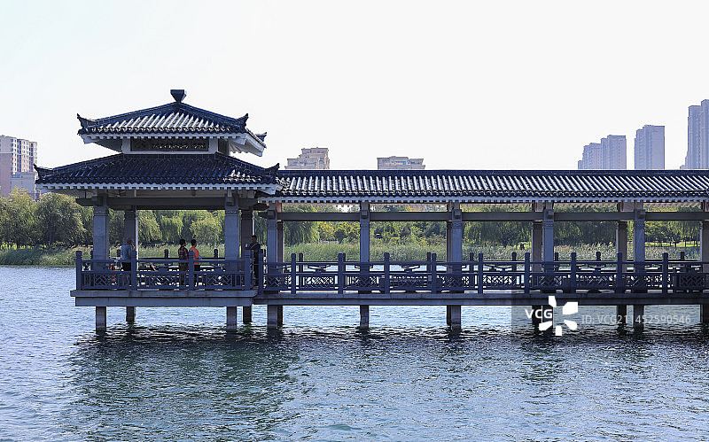 中国山东淄博市张店区齐盛湖公园廊亭图片素材