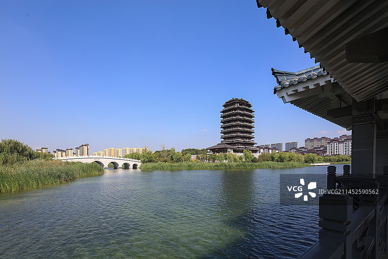 中国山东淄博市张店区齐盛湖公园海岱楼图片素材