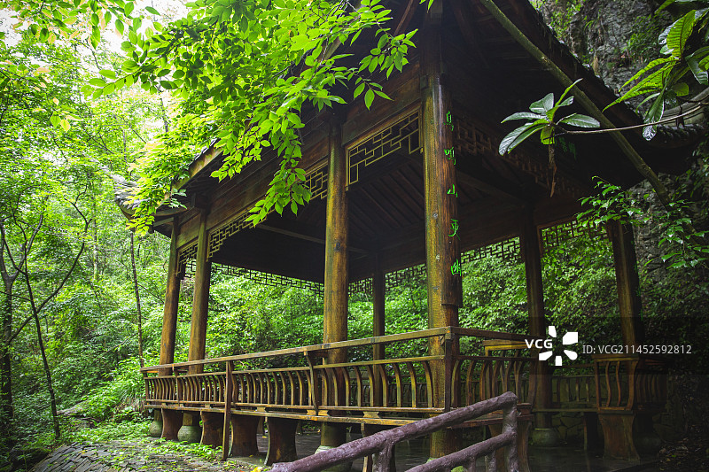 重庆武陵山大裂谷林中木屋亭阁图片素材