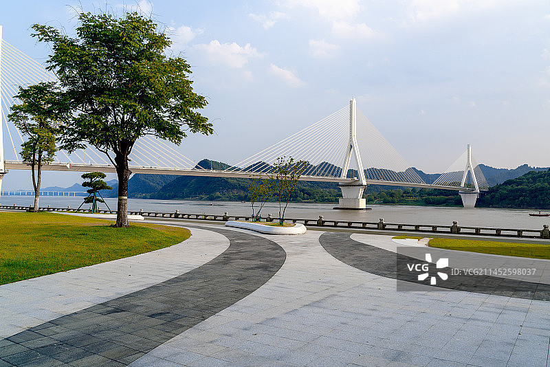 长江边的广场和桥梁图片素材