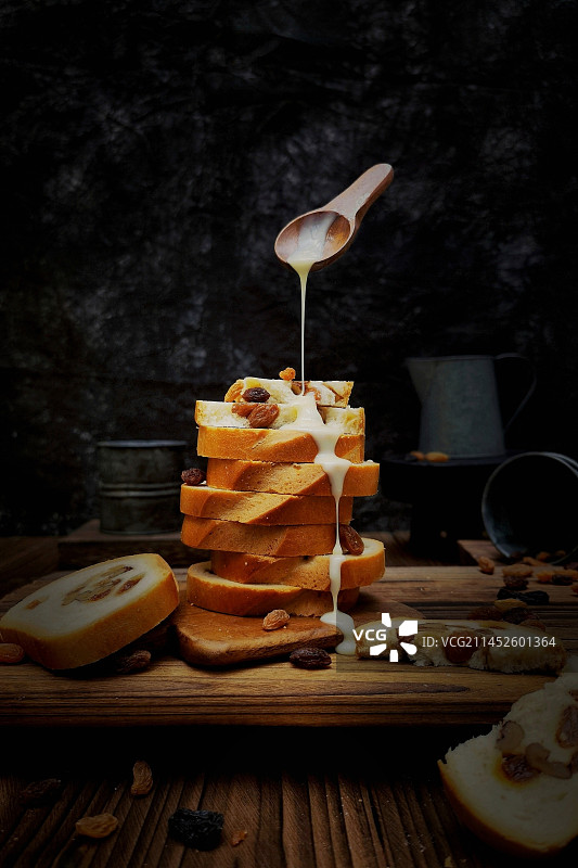 炼乳葡萄干核桃仁切片面包图片素材