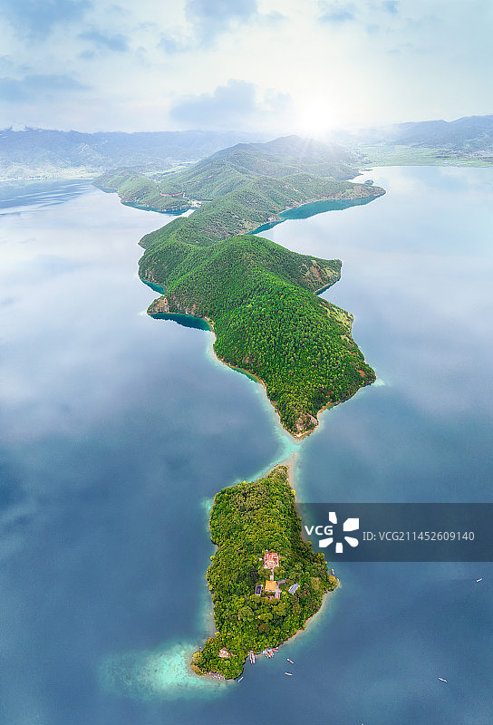 中国泸沽湖景区吐布半岛里务比岛日出航拍图图片素材