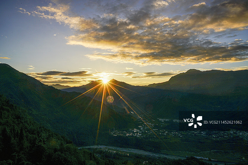 四川彭州白水河的日出图片素材