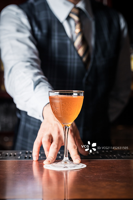 酒吧里拿着鸡尾酒的男人图片素材