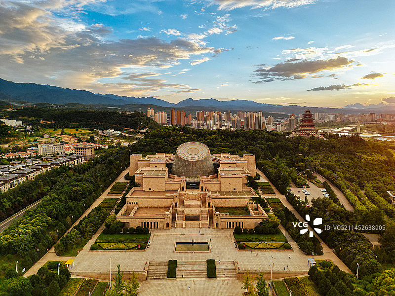 宝鸡 地标 夜景 宝鸡大剧院 国金中心 银泰 青铜器博物院 秦文化广场 石鼓阁图片素材