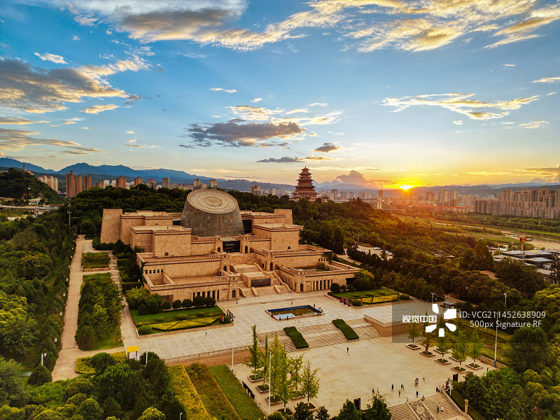 宝鸡 地标 夜景 宝鸡大剧院 国金中心 银泰 青铜器博物院 秦文化广场 石鼓阁图片素材
