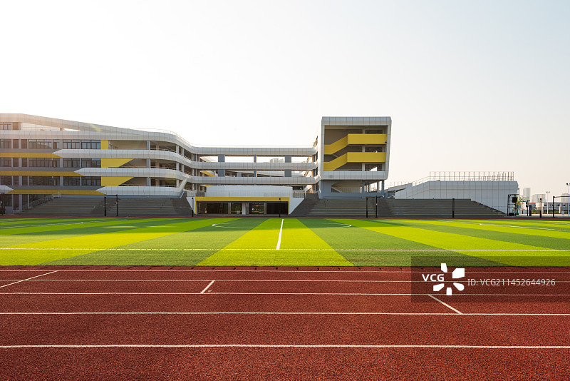 新型现代化学校操场图片素材