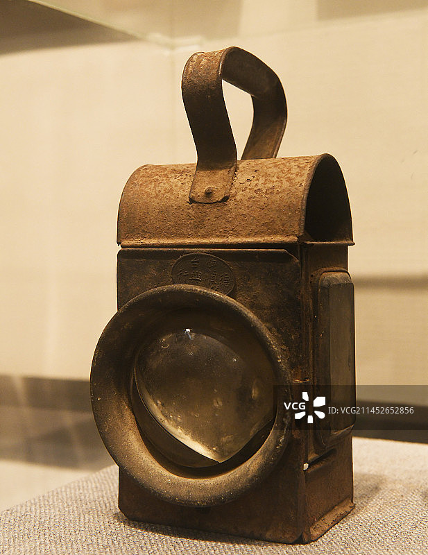 清朝末年山东枣庄中兴公司使用的矿灯图片素材