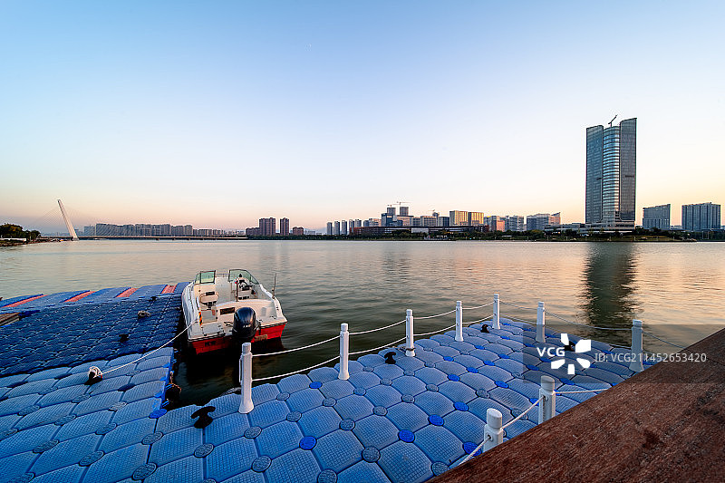 西安浐灞后海景区日落图片素材