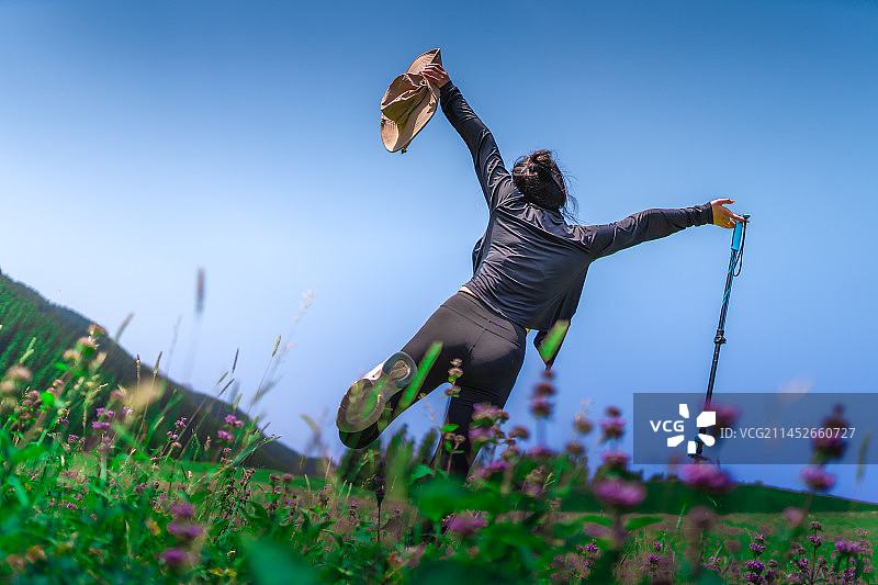 健康的  青年  女孩  户外  运动  亚洲人像 草原 徒步图片素材