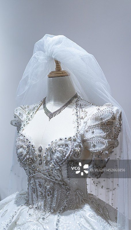 亚洲人像 东方人像 穿着晚礼服的女人 新疆民街景区图片素材