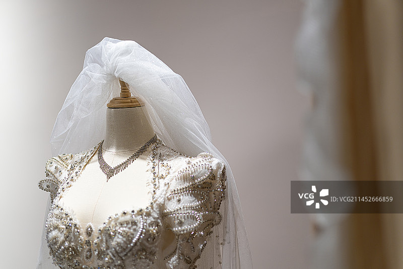 亚洲人像 东方人像 穿着晚礼服的女人 新疆民街景区图片素材