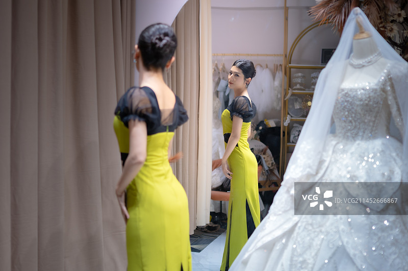 亚洲人像 东方人像 穿着晚礼服的女人 新疆民街景区图片素材