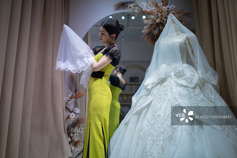 亚洲人像 东方人像 穿着晚礼服的女人 新疆民街景区图片素材