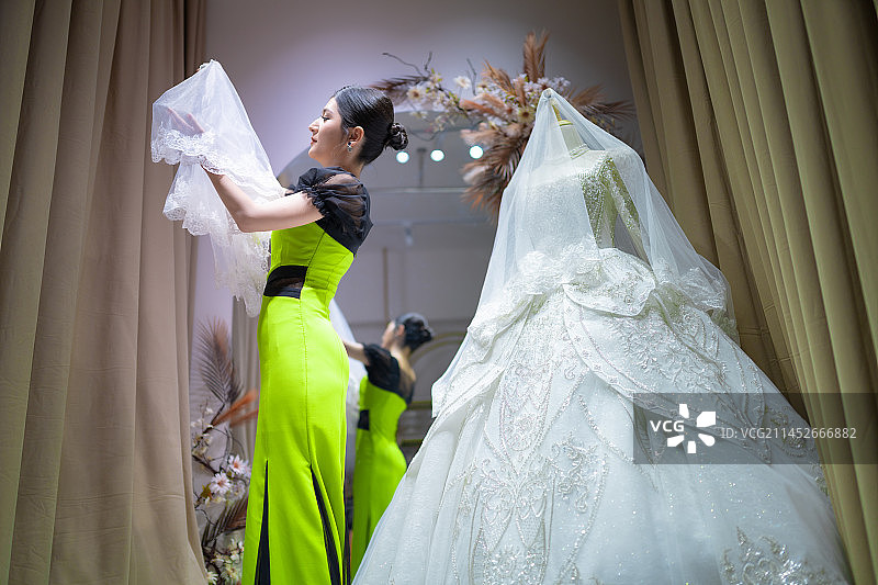 亚洲人像 东方人像 穿着晚礼服的女人 新疆民街景区图片素材