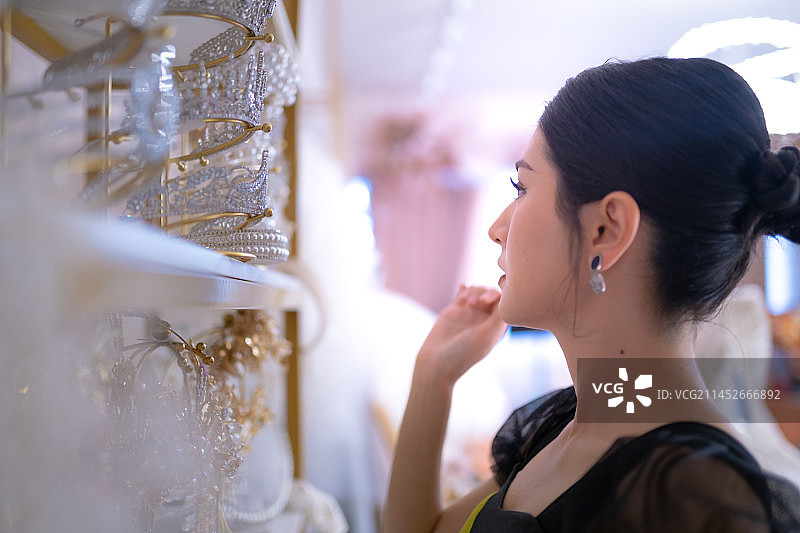 亚洲人像 东方人像 穿着晚礼服的女人 新疆民街景区图片素材