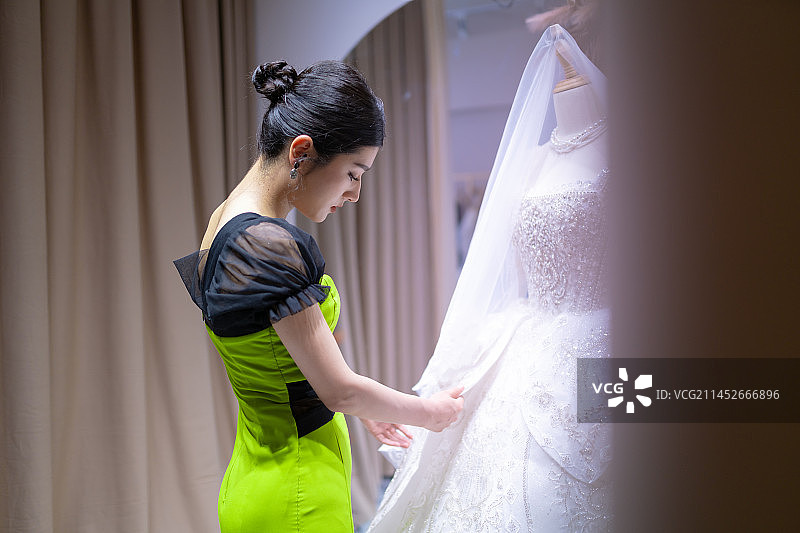 亚洲人像 东方人像 穿着晚礼服的女人 新疆民街景区图片素材