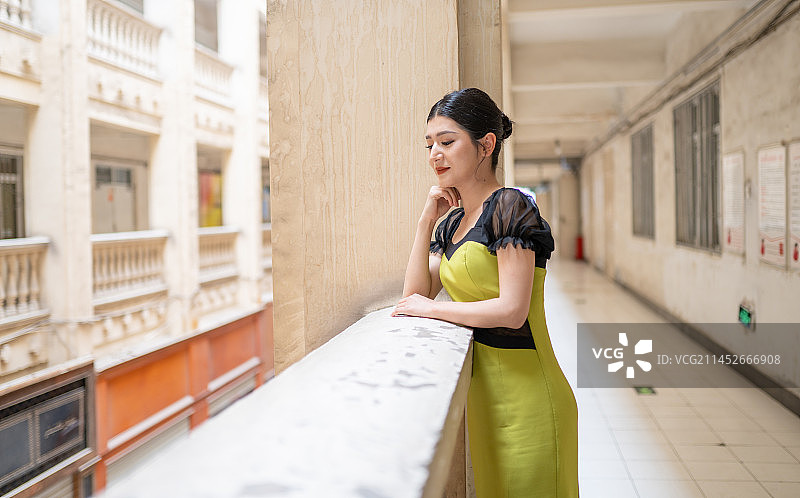 亚洲人像 东方人像 穿着晚礼服的女人 新疆民街景区图片素材