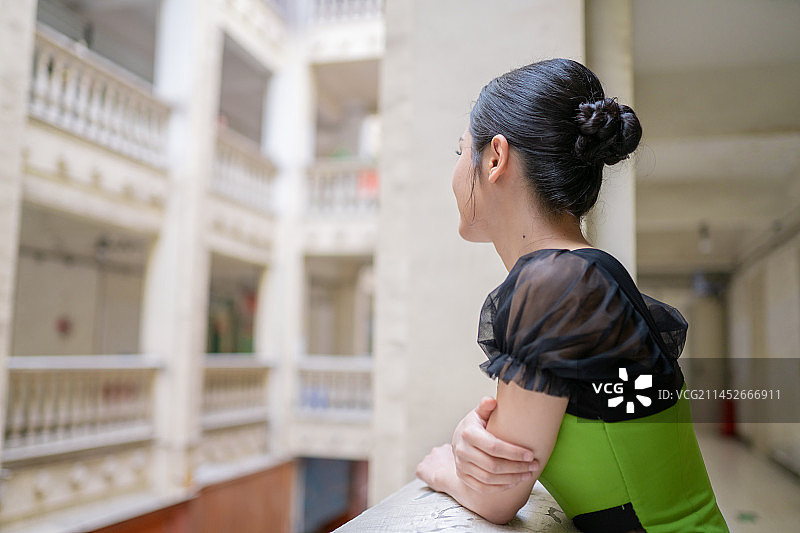 亚洲人像 东方人像 穿着晚礼服的女人 新疆民街景区图片素材