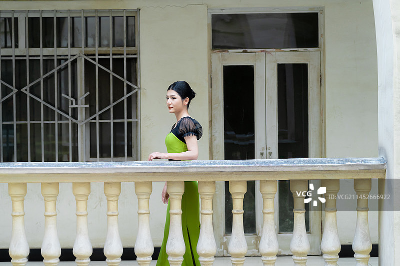 亚洲人像 东方人像 穿着晚礼服的女人 新疆民街景区图片素材