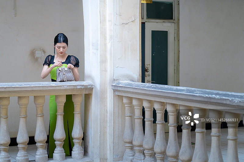 亚洲人像 东方人像 穿着晚礼服的女人 新疆民街景区图片素材