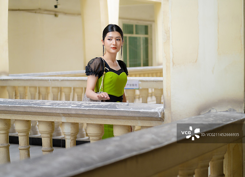 亚洲人像 东方人像 穿着晚礼服的女人 新疆民街景区图片素材