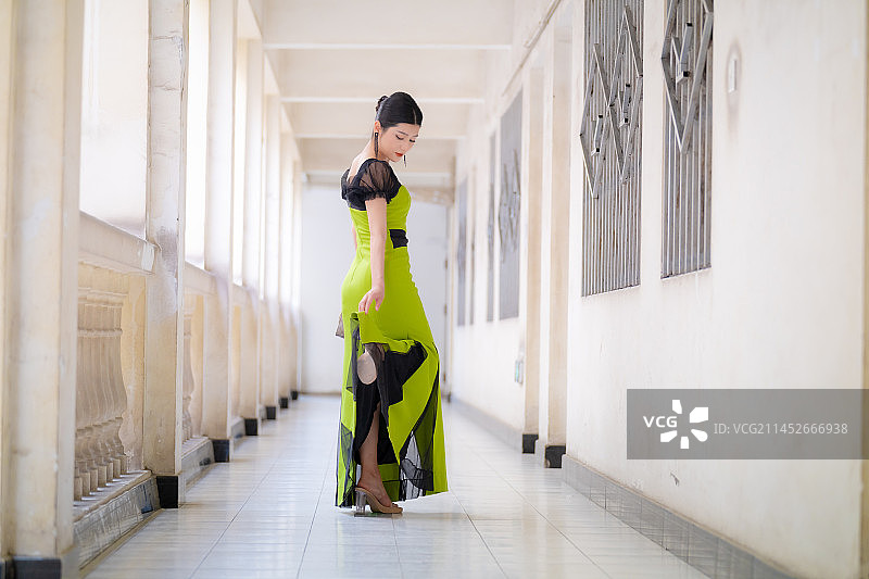 亚洲人像 东方人像 穿着晚礼服的女人 新疆民街景区图片素材