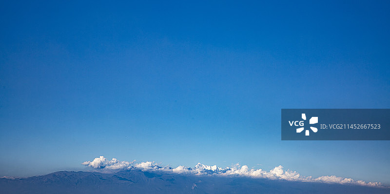 新疆达坂城稻田与天山博格达峰风光图片素材