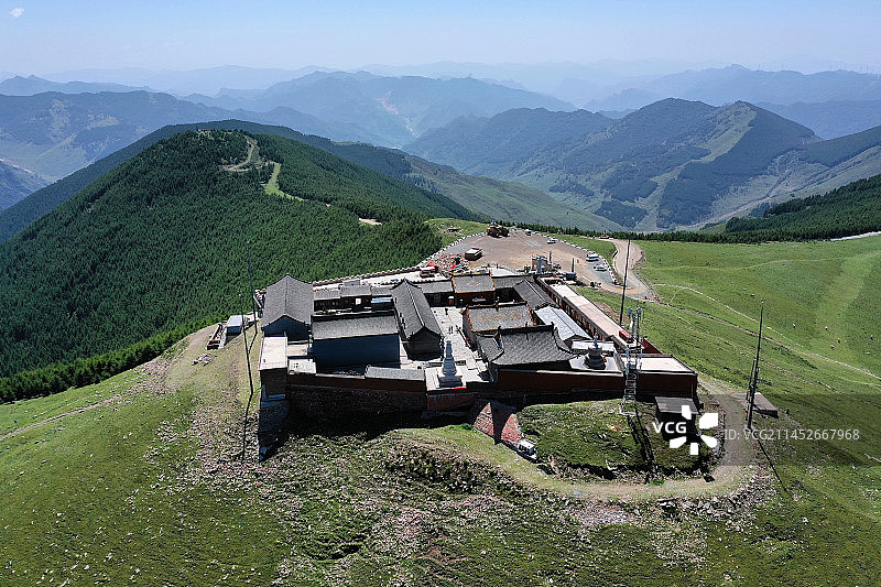 五台山南台顶普济寺 航拍 山峰山顶风景 斗拱古建图片素材