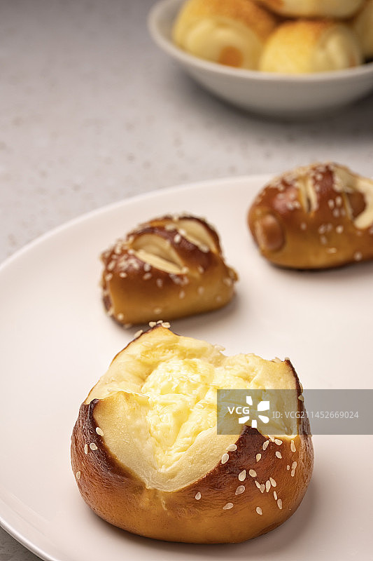 盘子里的芝士碱水包面包特写图片素材
