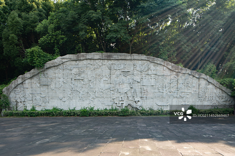 蓝天白云下中国浙江省绍兴市上虞区曹娥江风景名胜区中华孝德园中的大象雕塑图片素材