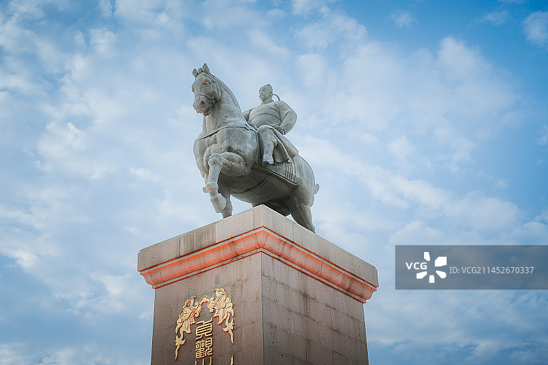 蓝天白云下的陕西省西安市大唐不夜城风景区李世民贞观之治雕塑图片素材