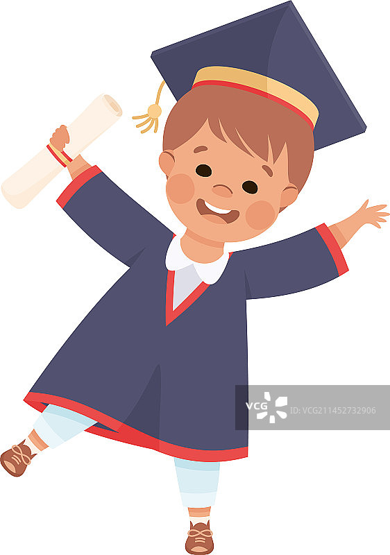 快乐的男孩毕业典礼，身穿蓝色礼服图片素材
