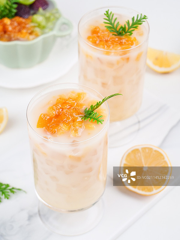 浅底上的夏日冷饮图片素材